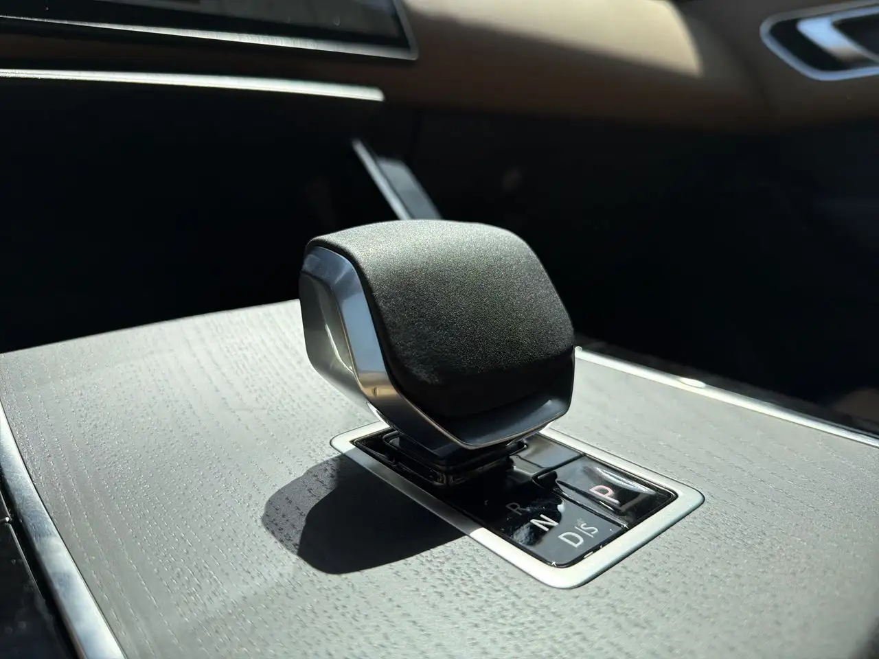 Land Rover Range Rover Velar - Image 17