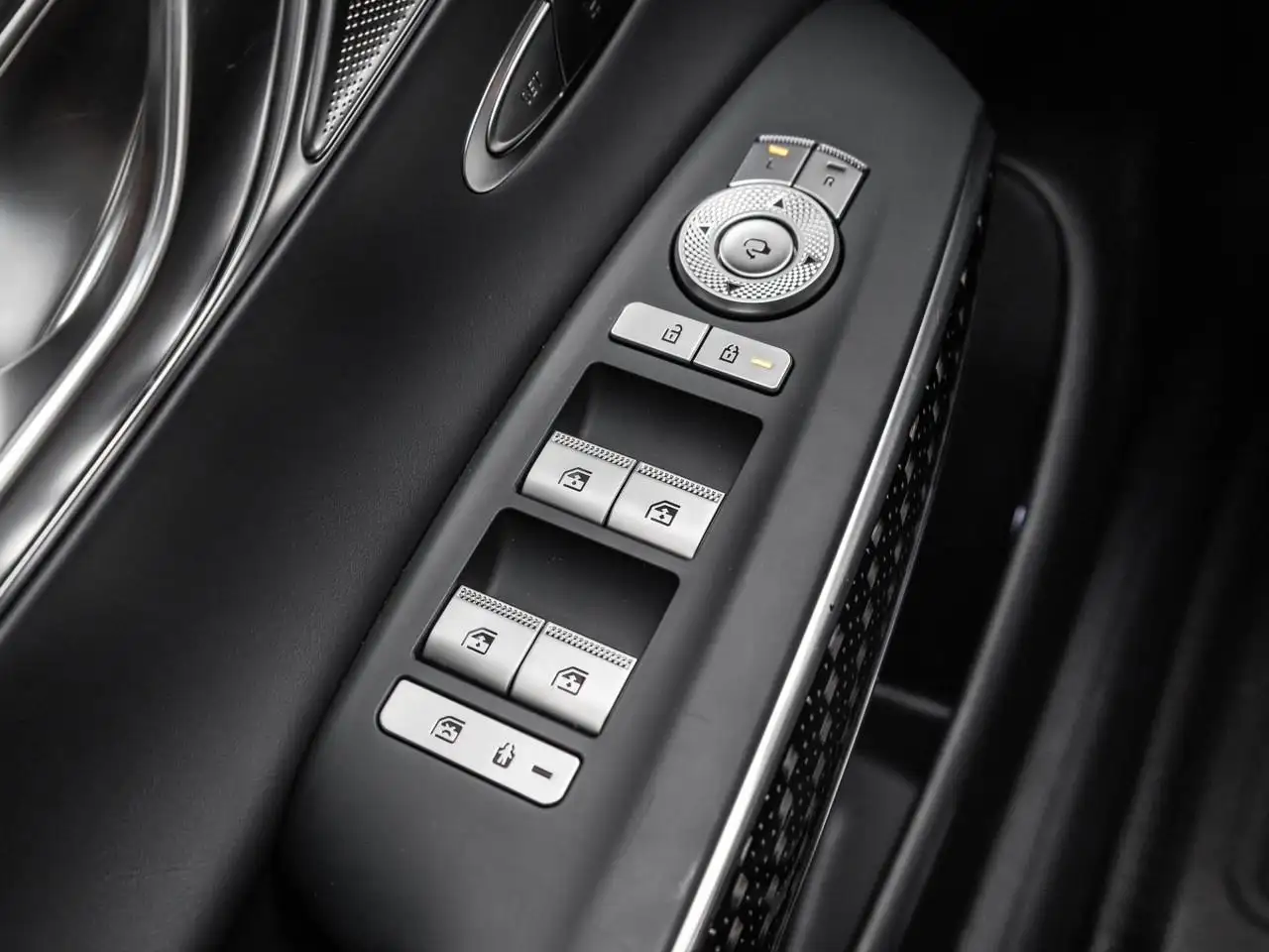 Genesis GV70 - Image 14