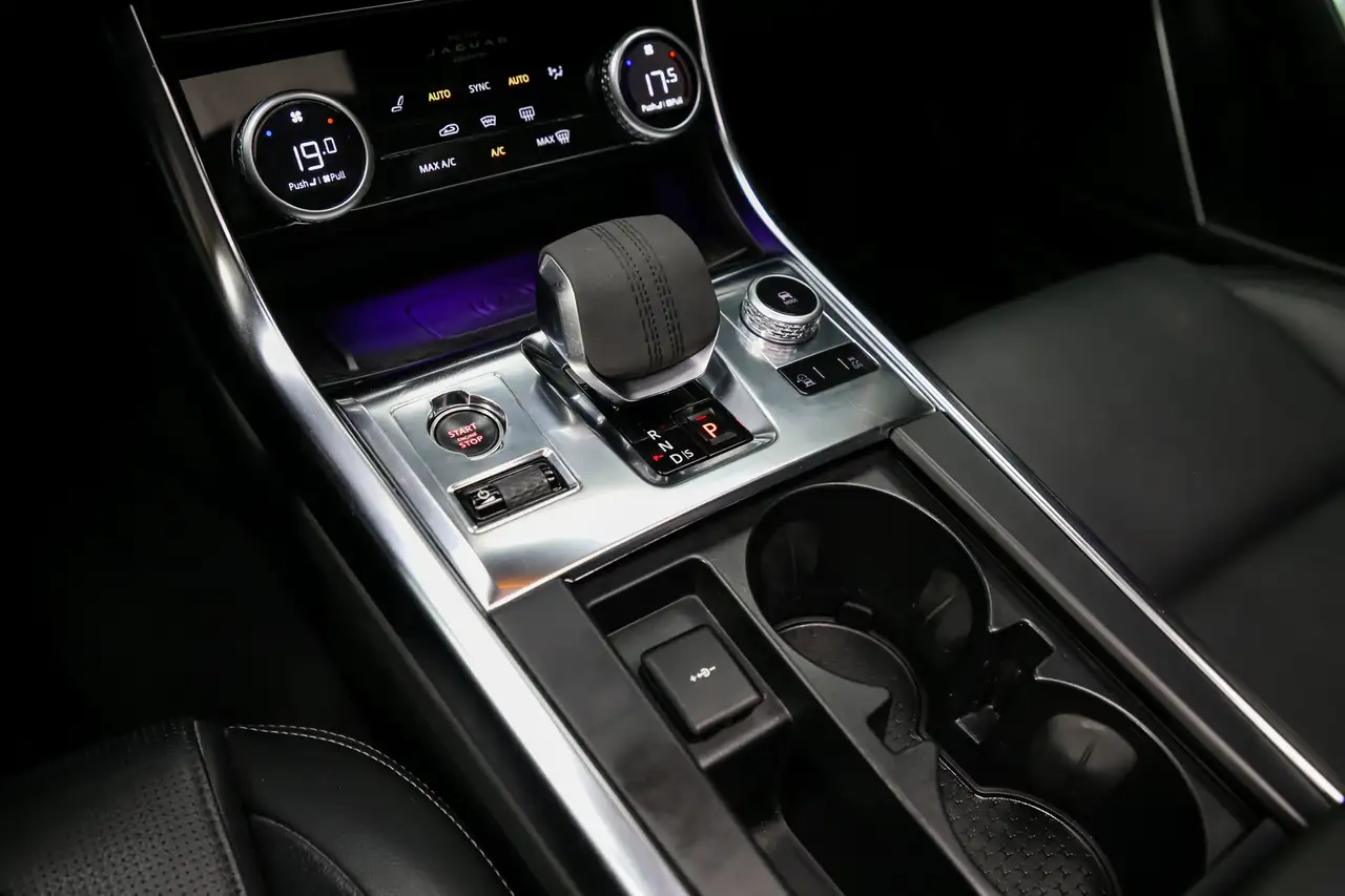 Jaguar XF - Image 32