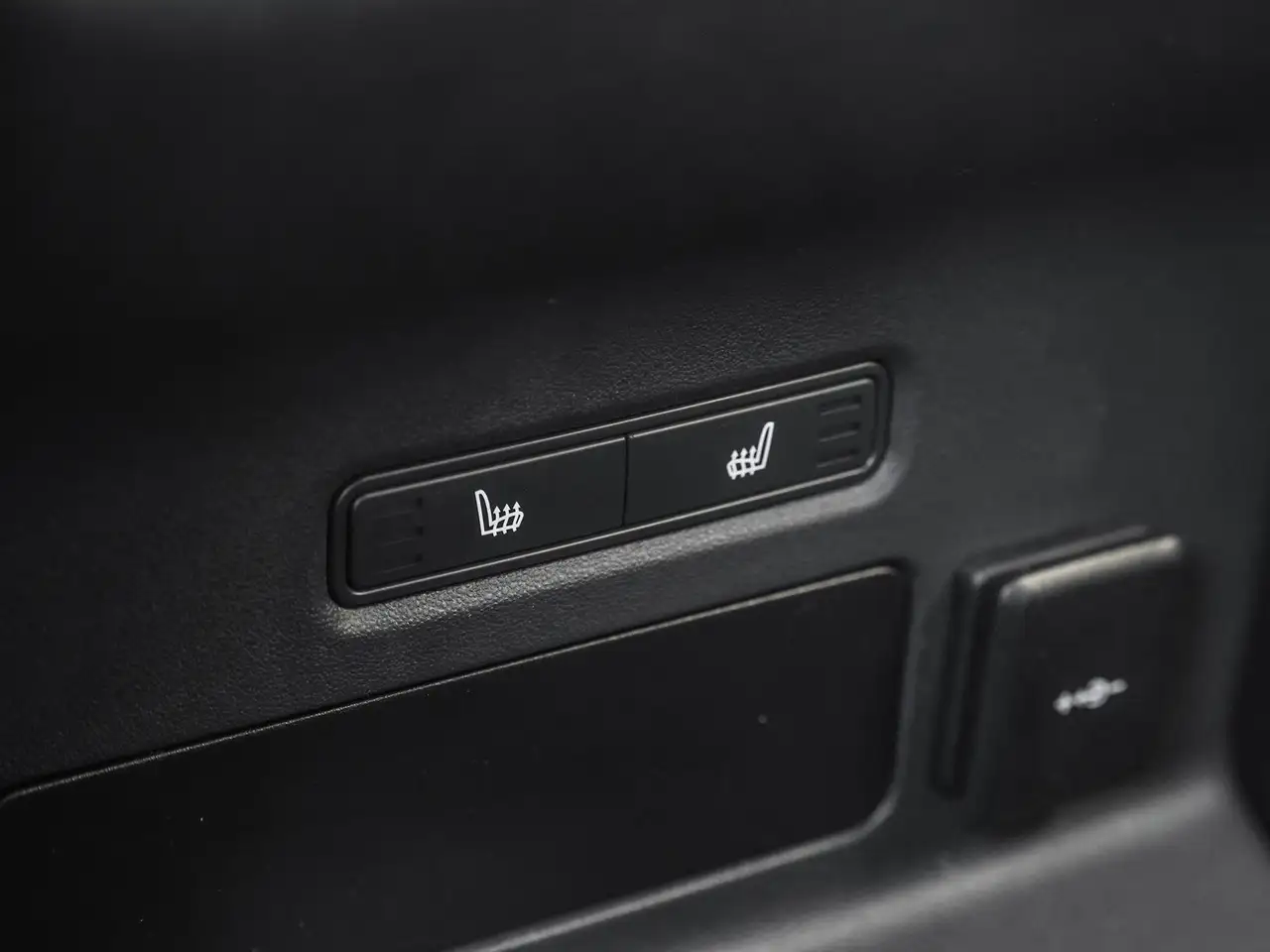 Land Rover Range Rover Velar - Image 25