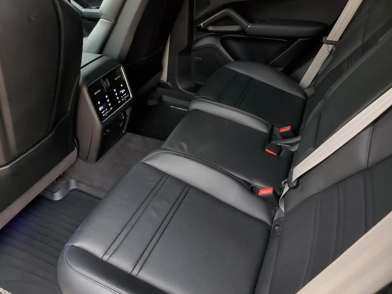 Porsche Cayenne - Image 19