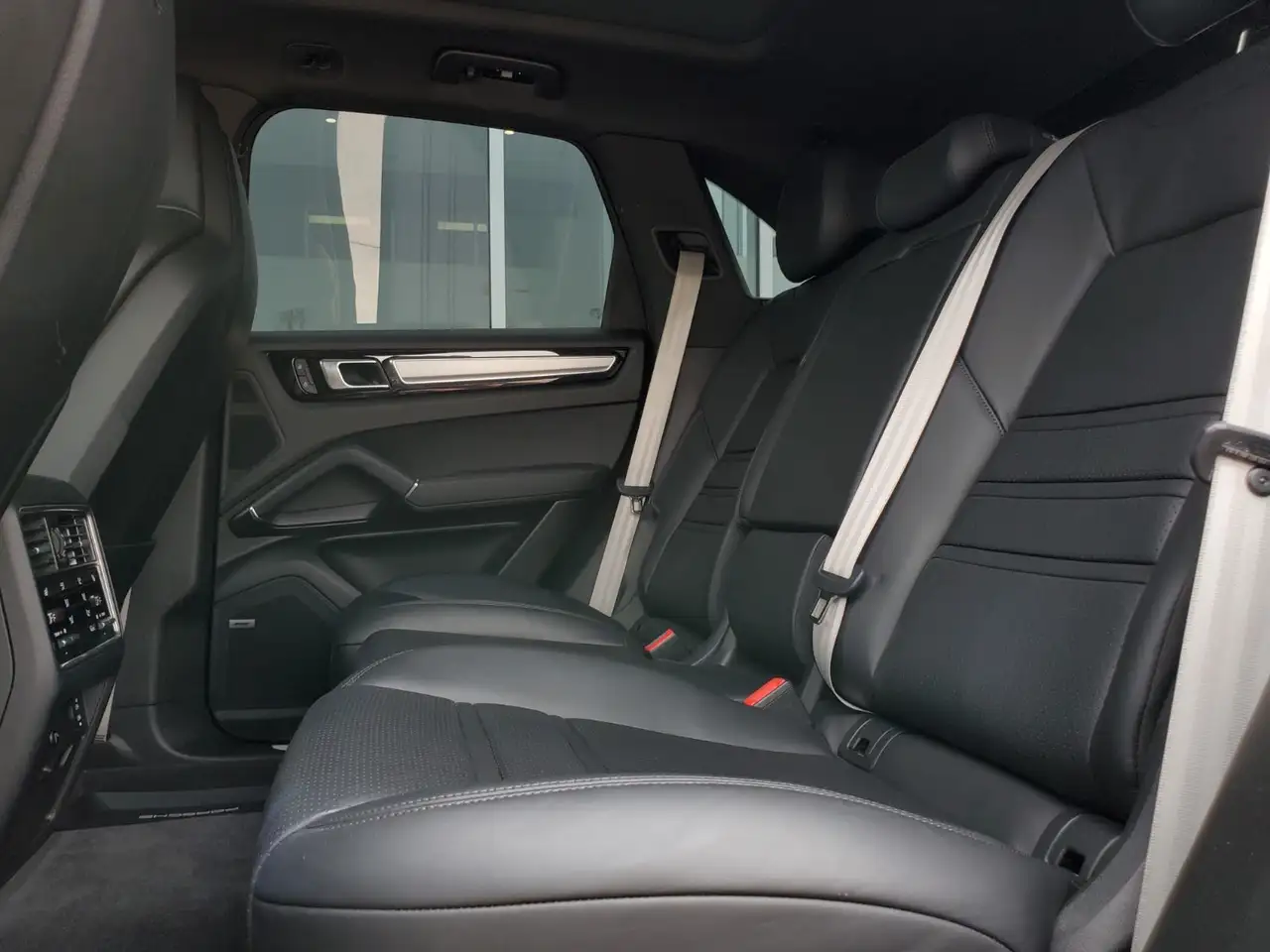 Porsche Cayenne - Image 18