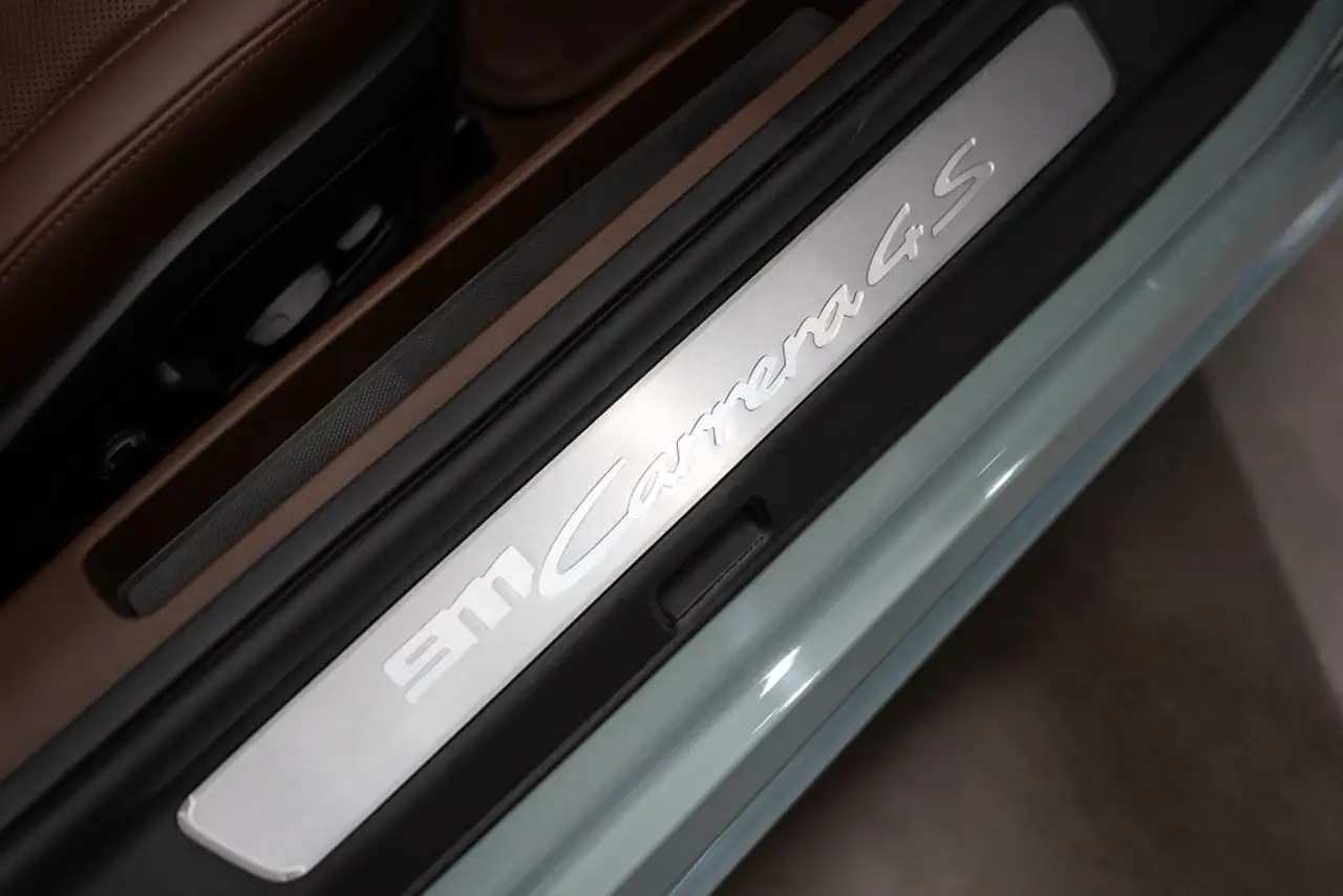 Porsche 911 - Image 26