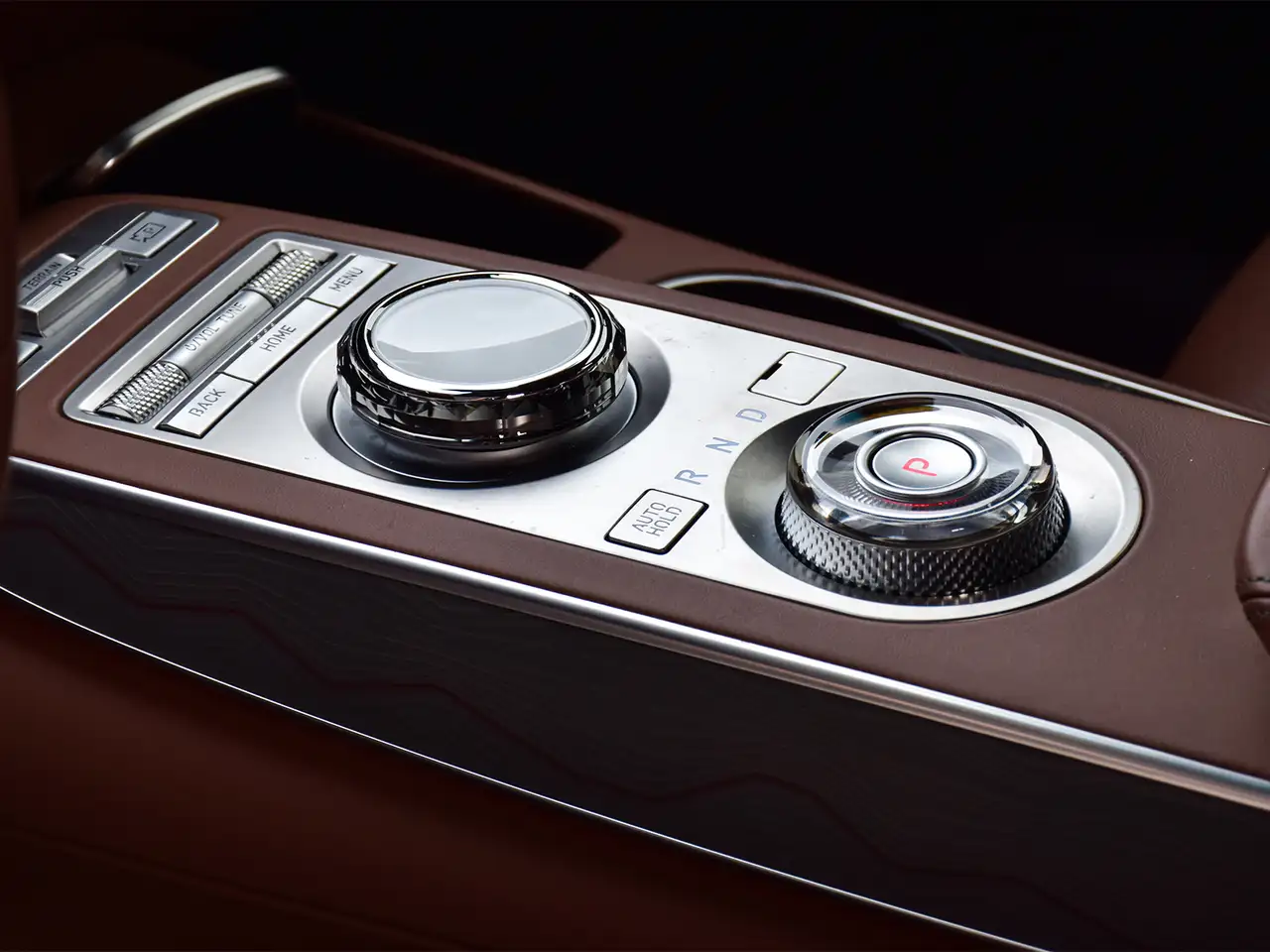 Genesis GV70 - Image 18