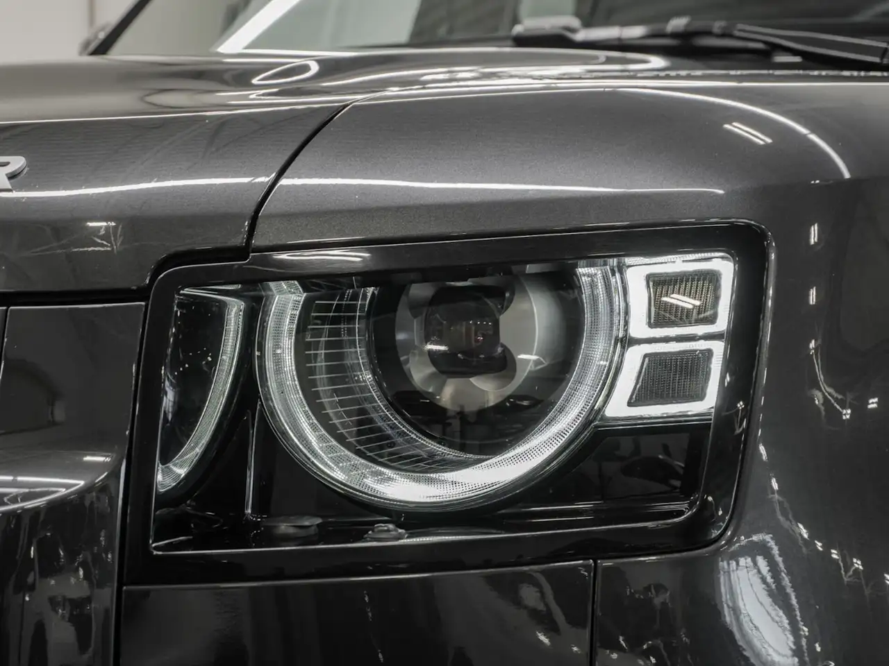 Land Rover Defender - Image 13