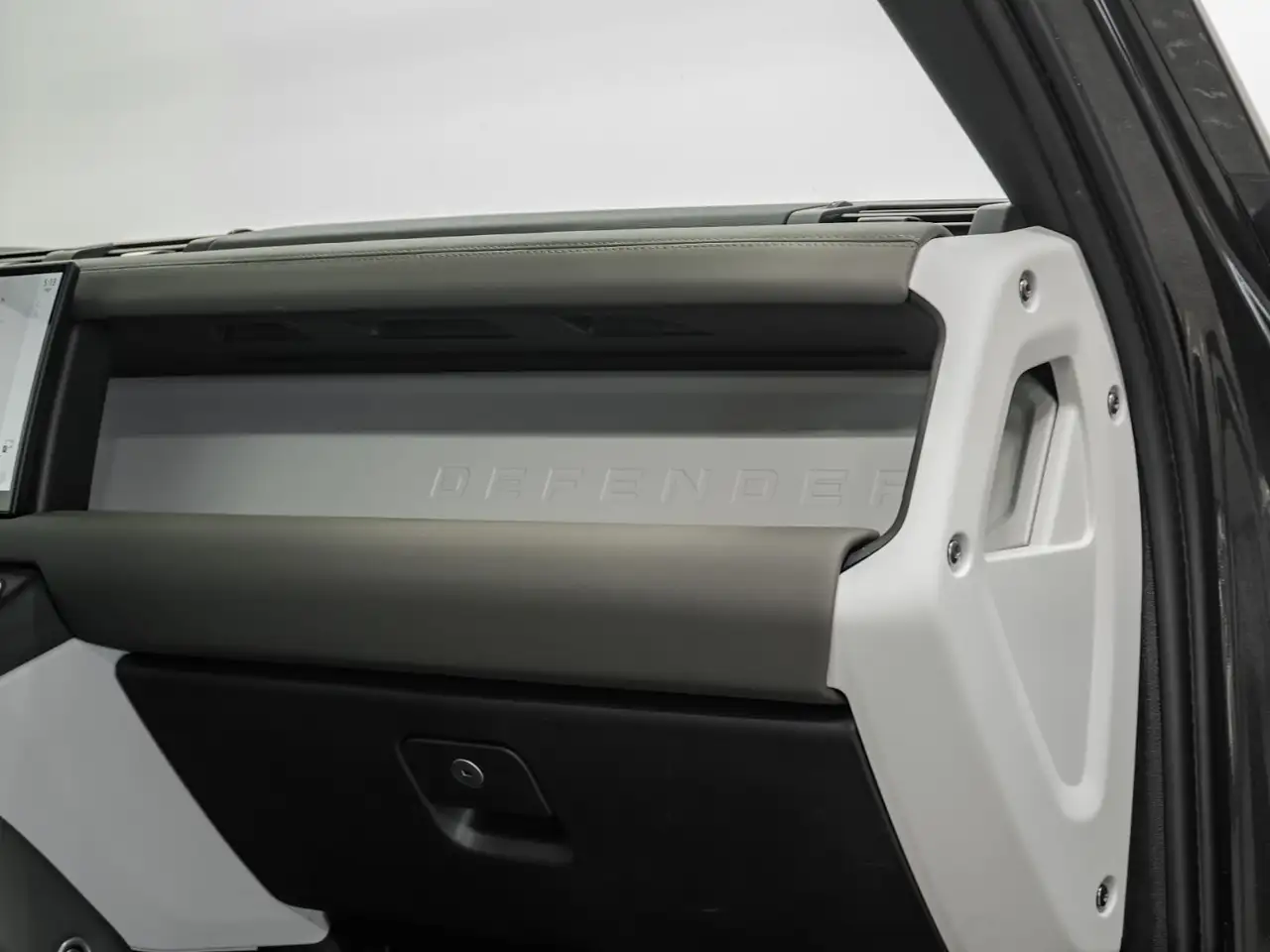 Land Rover Defender - Image 33