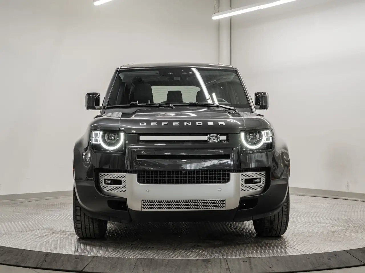 Land Rover Defender - Image 8