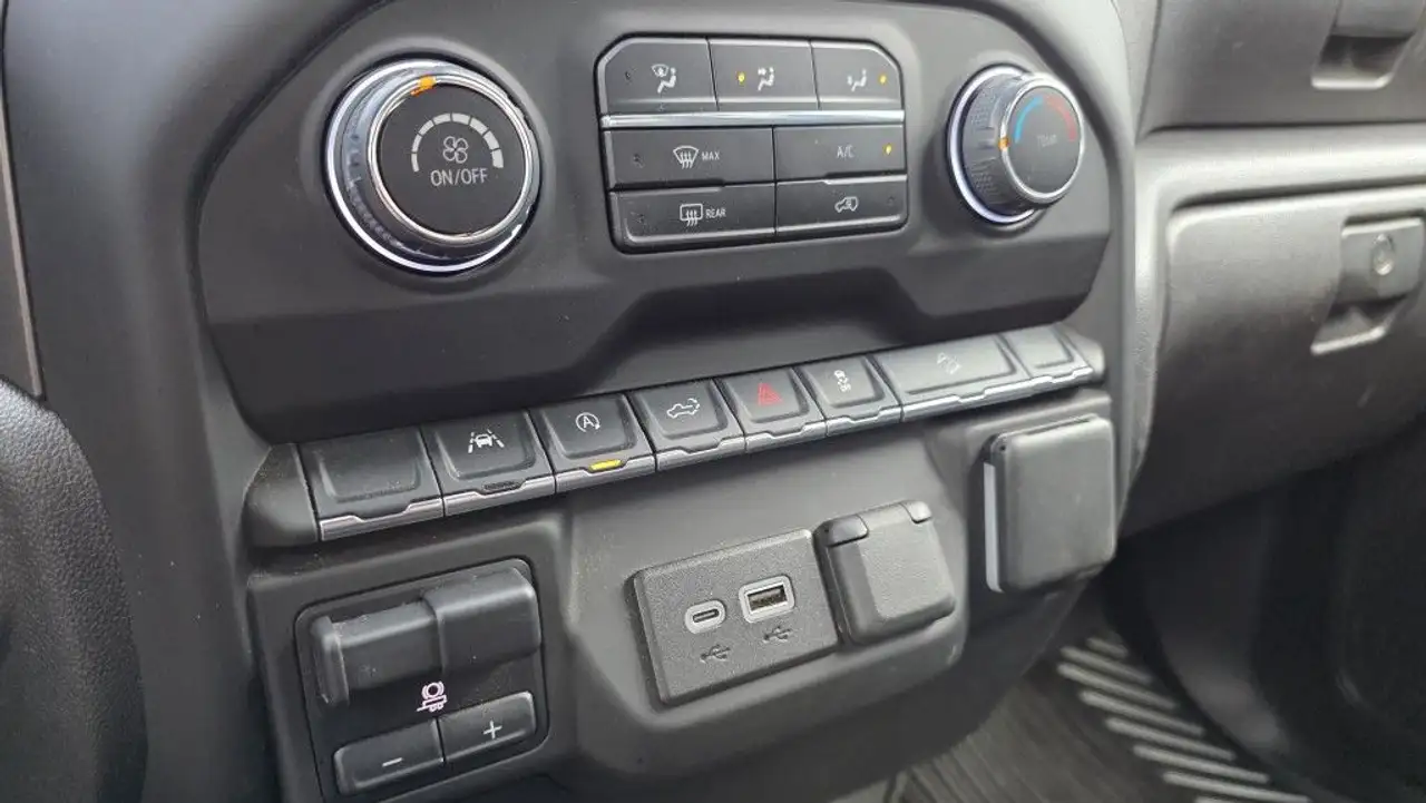 Chevrolet Silverado 1500 - Image 31