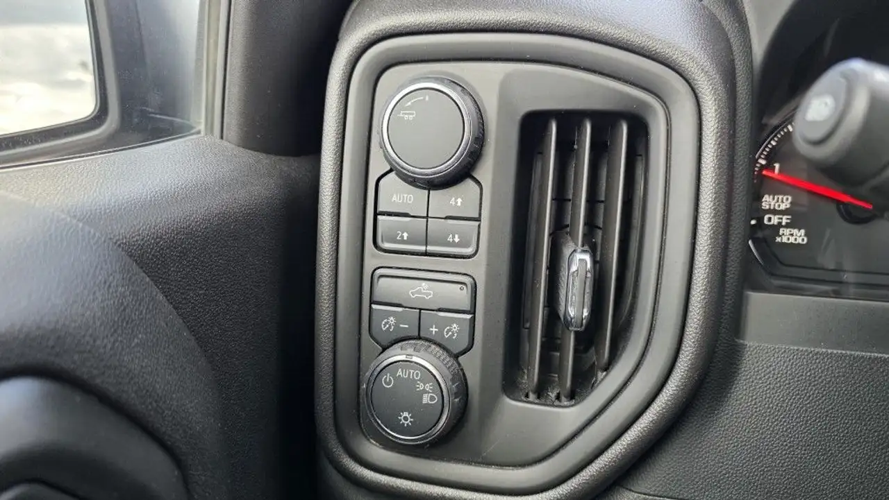 Chevrolet Silverado 1500 - Image 24