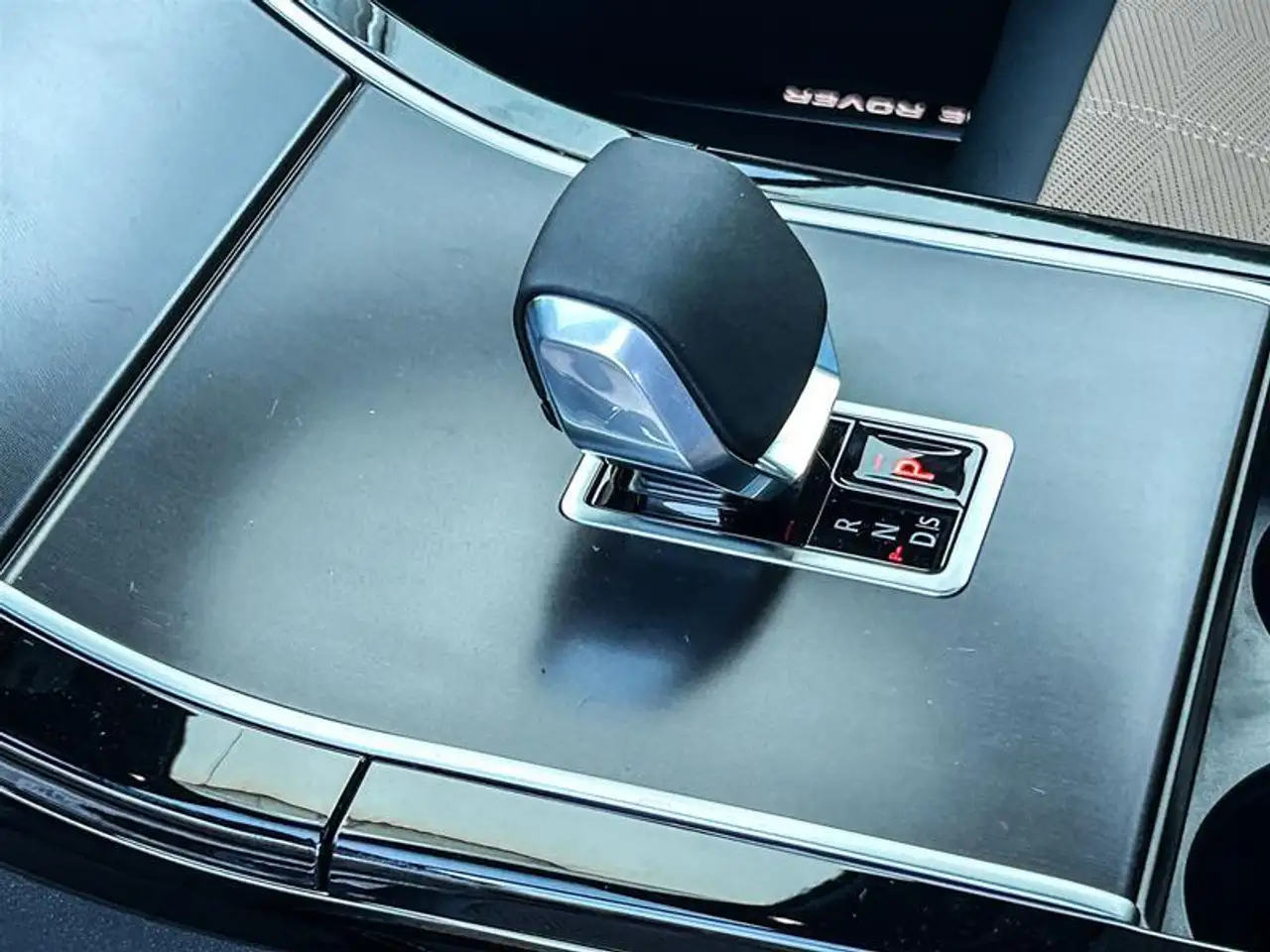 Land Rover Range Rover Velar - Image 13