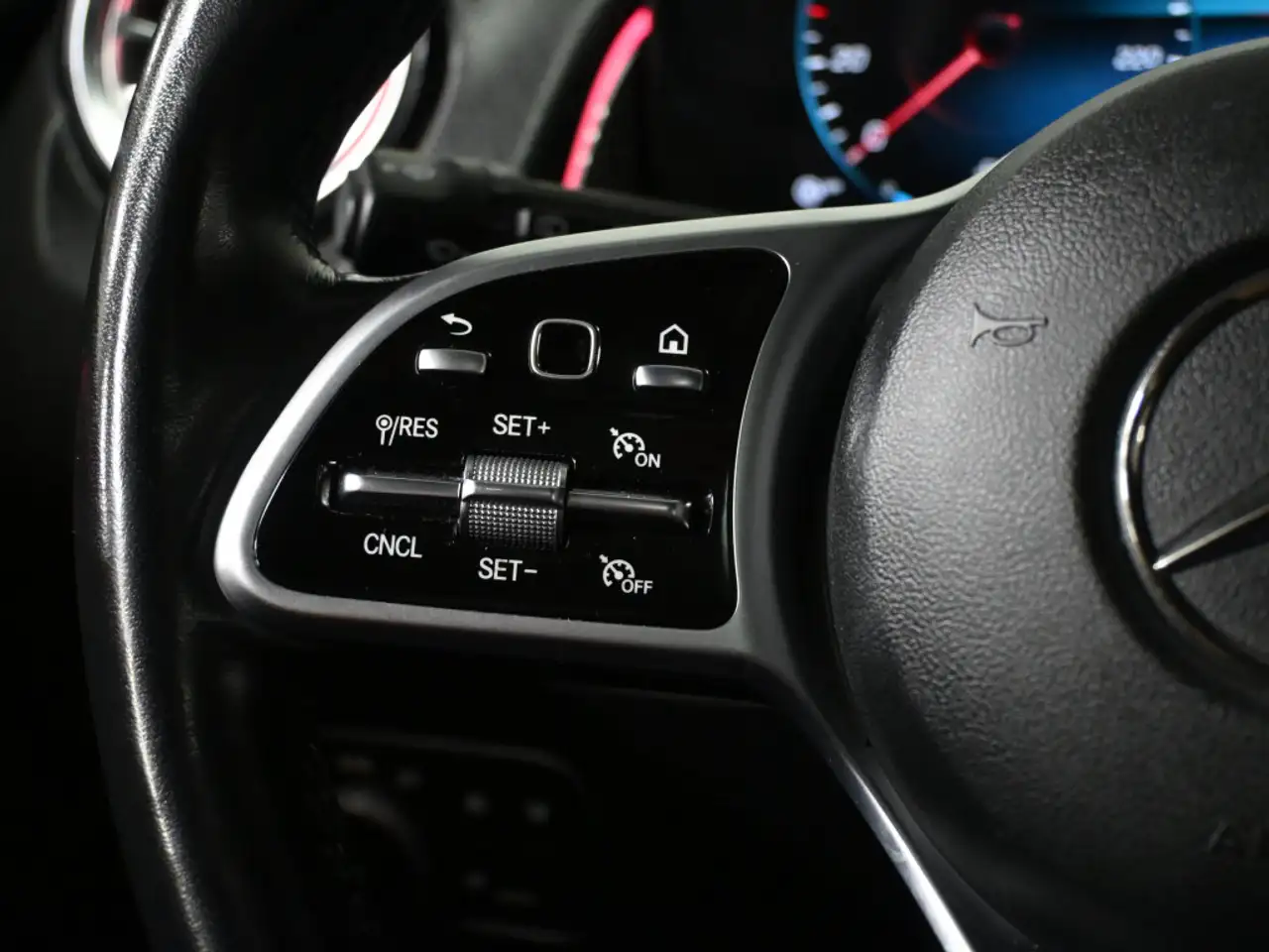 Mercedes-Benz GLB - Image 14