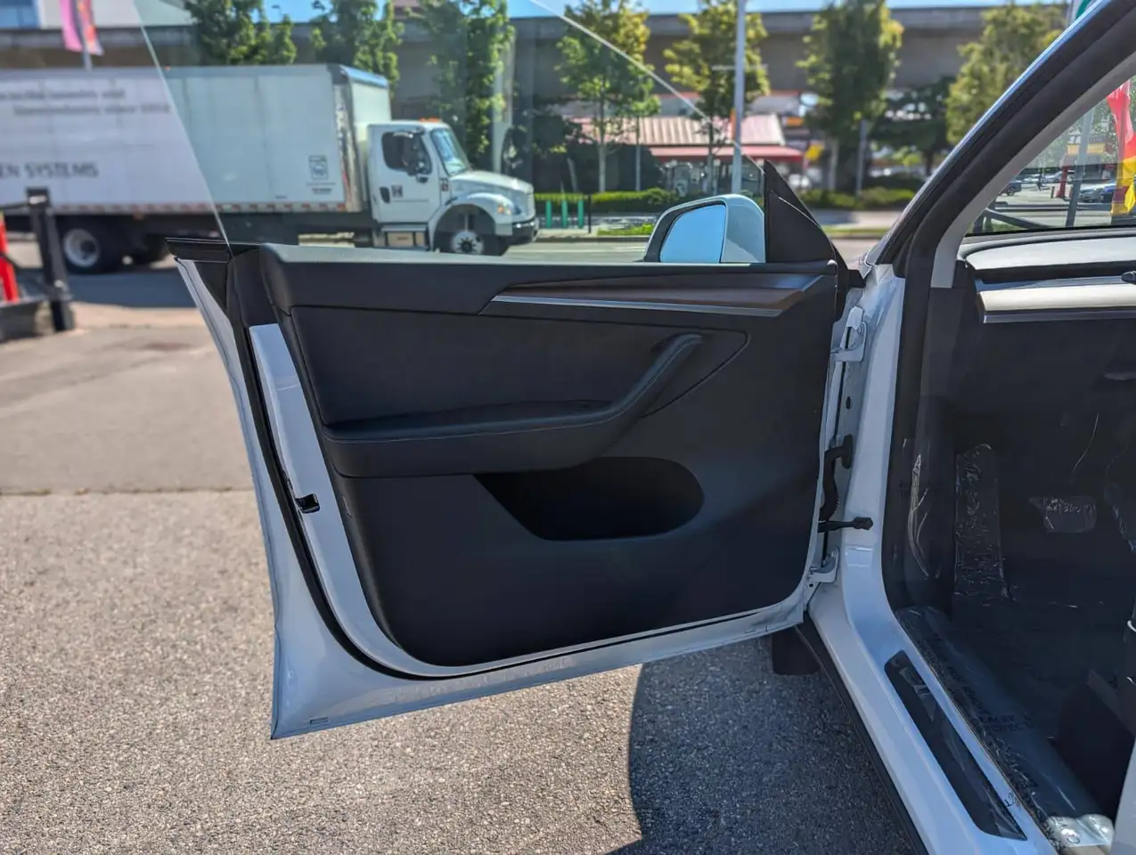Tesla Model Y - Image 12