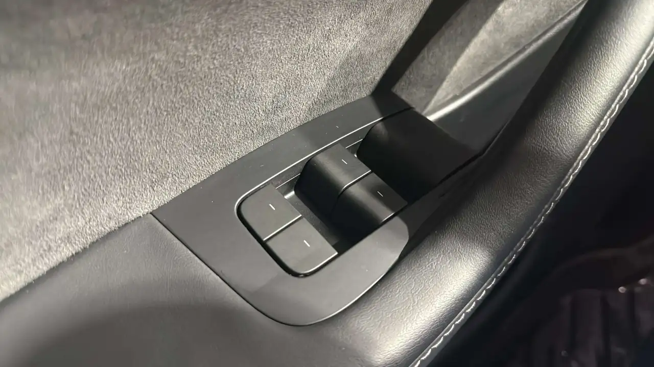 Tesla Model Y - Image 11