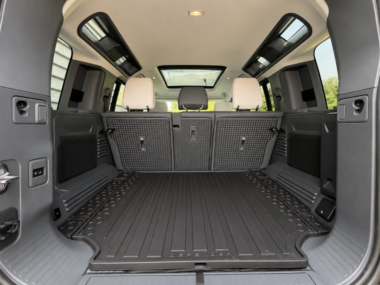 Land Rover Defender - Image 28