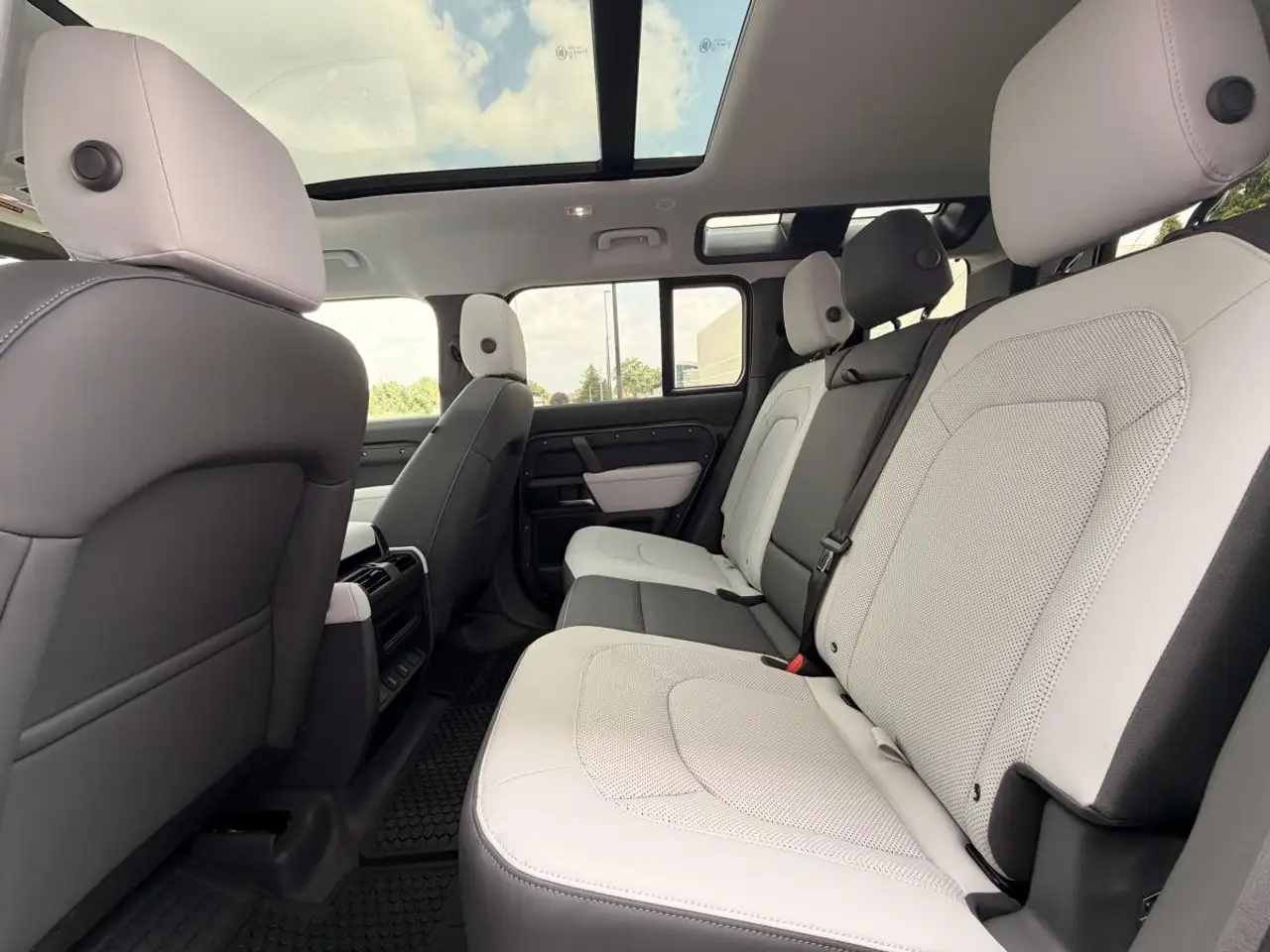 Land Rover Defender - Image 26
