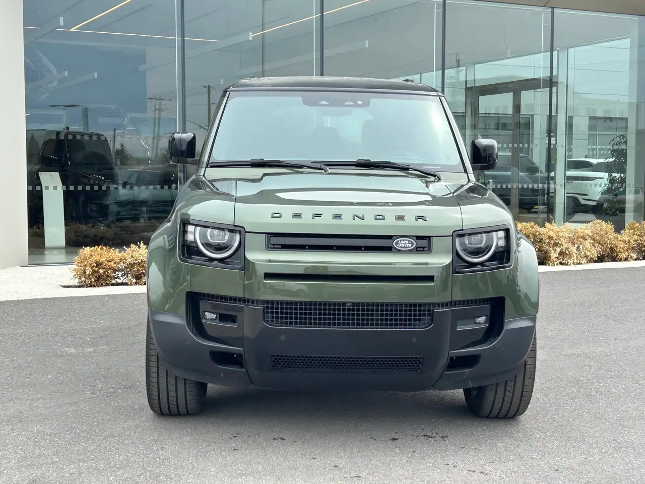 Land Rover Defender - Image 2