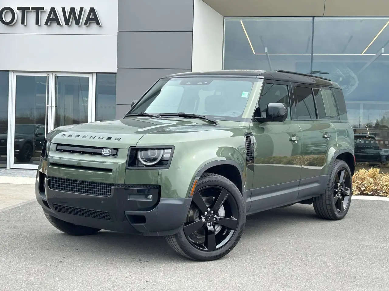 Land Rover Defender - Image 1