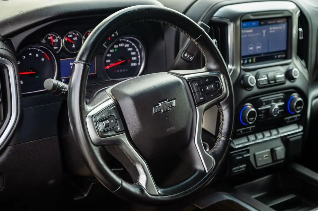 Chevrolet Silverado 1500 - Image 18