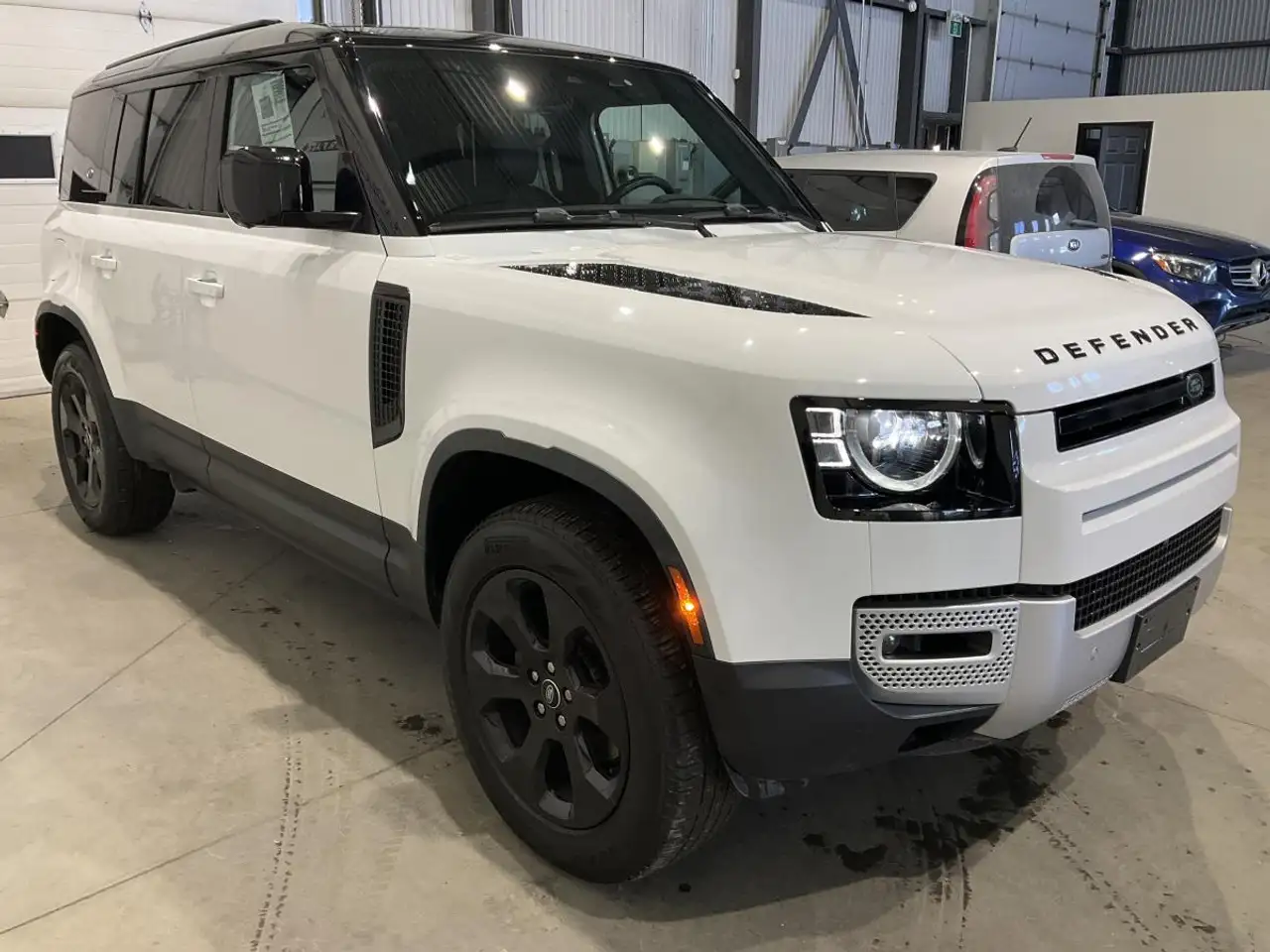Land Rover Defender - Image 5