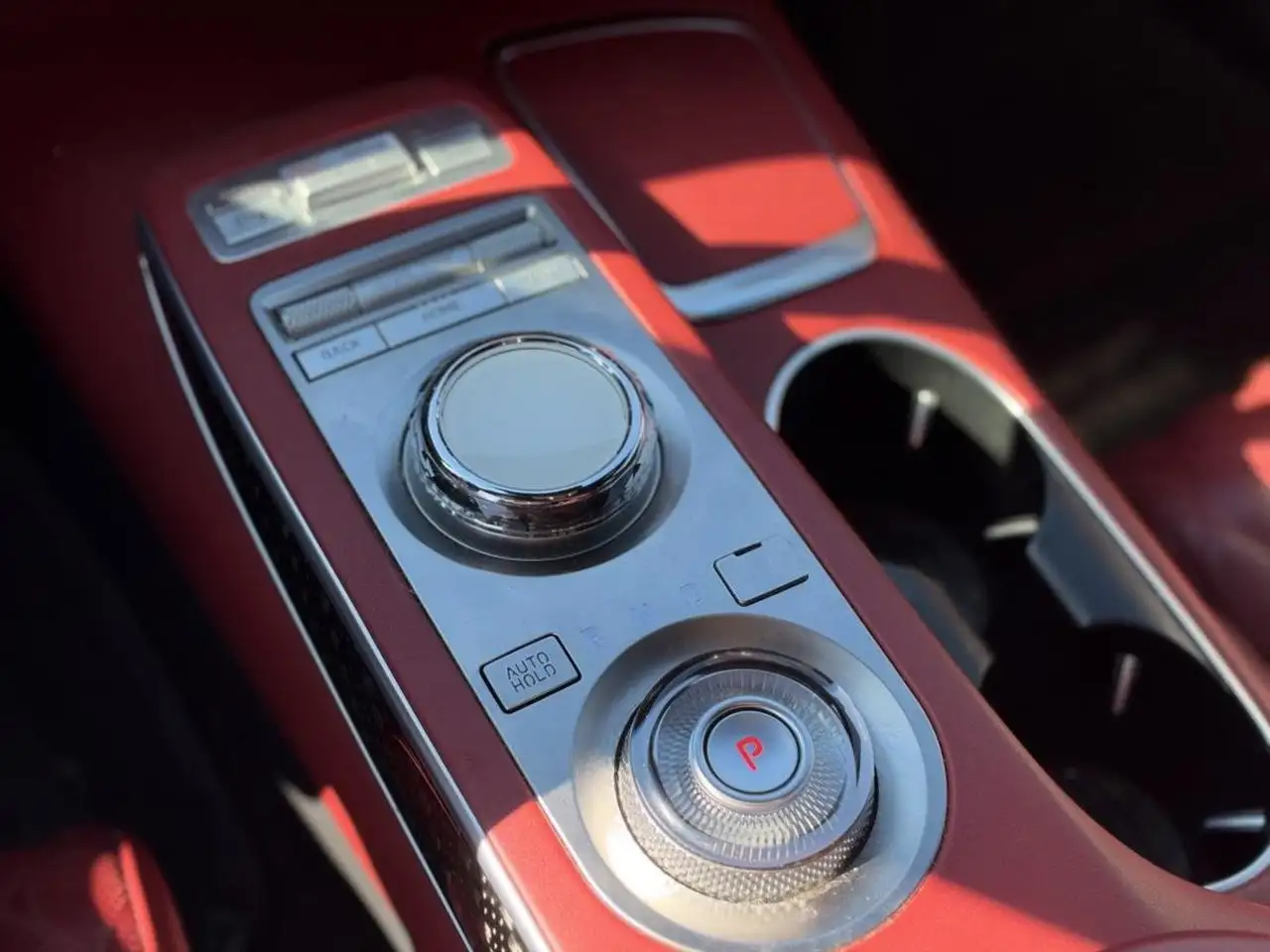 Genesis GV70 - Image 18