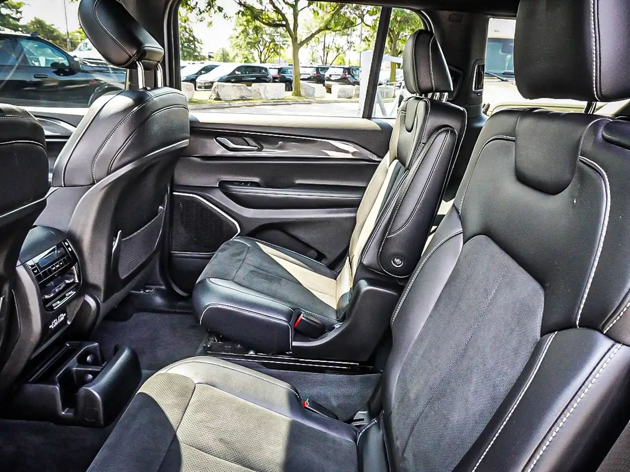 Jeep Grand Cherokee - Image 18