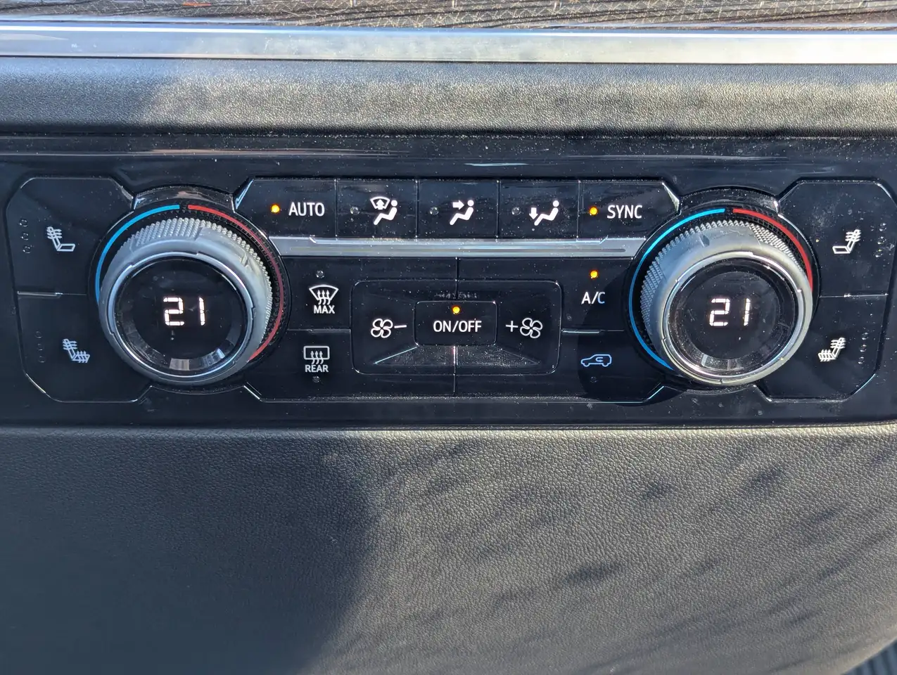 Chevrolet Silverado 1500 - Image 23