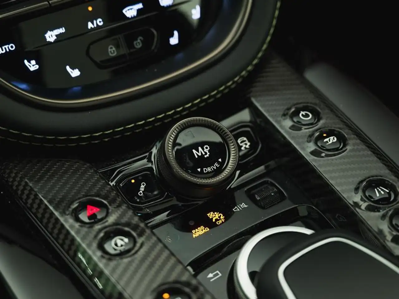 Aston Martin DBX - Image 28