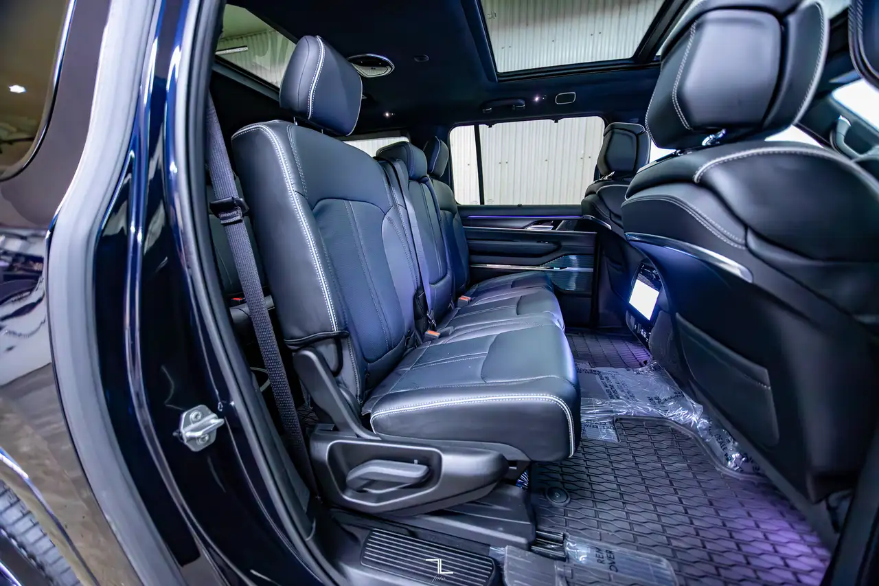 Jeep Grand Wagoneer - Image 29