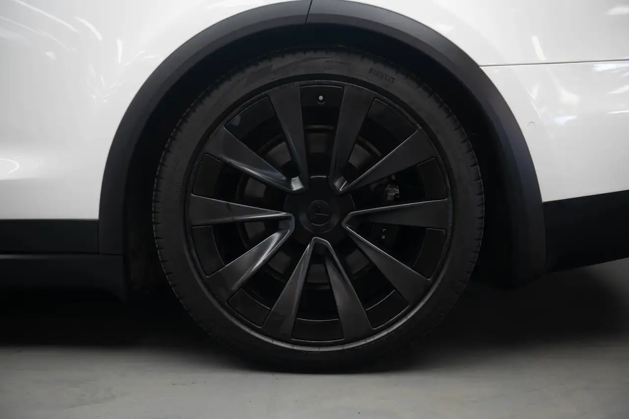 Tesla Model X - Image 19