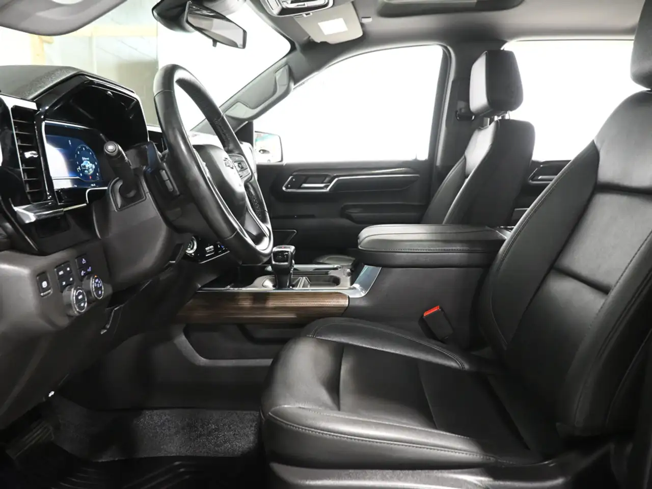 Chevrolet Silverado 1500 - Image 24