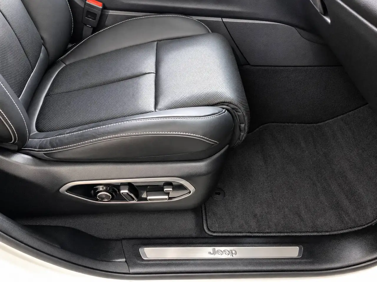 Jeep Grand Cherokee - Image 24