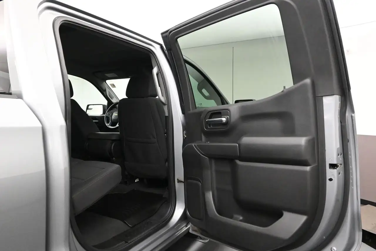 Chevrolet Silverado 1500 - Image 24