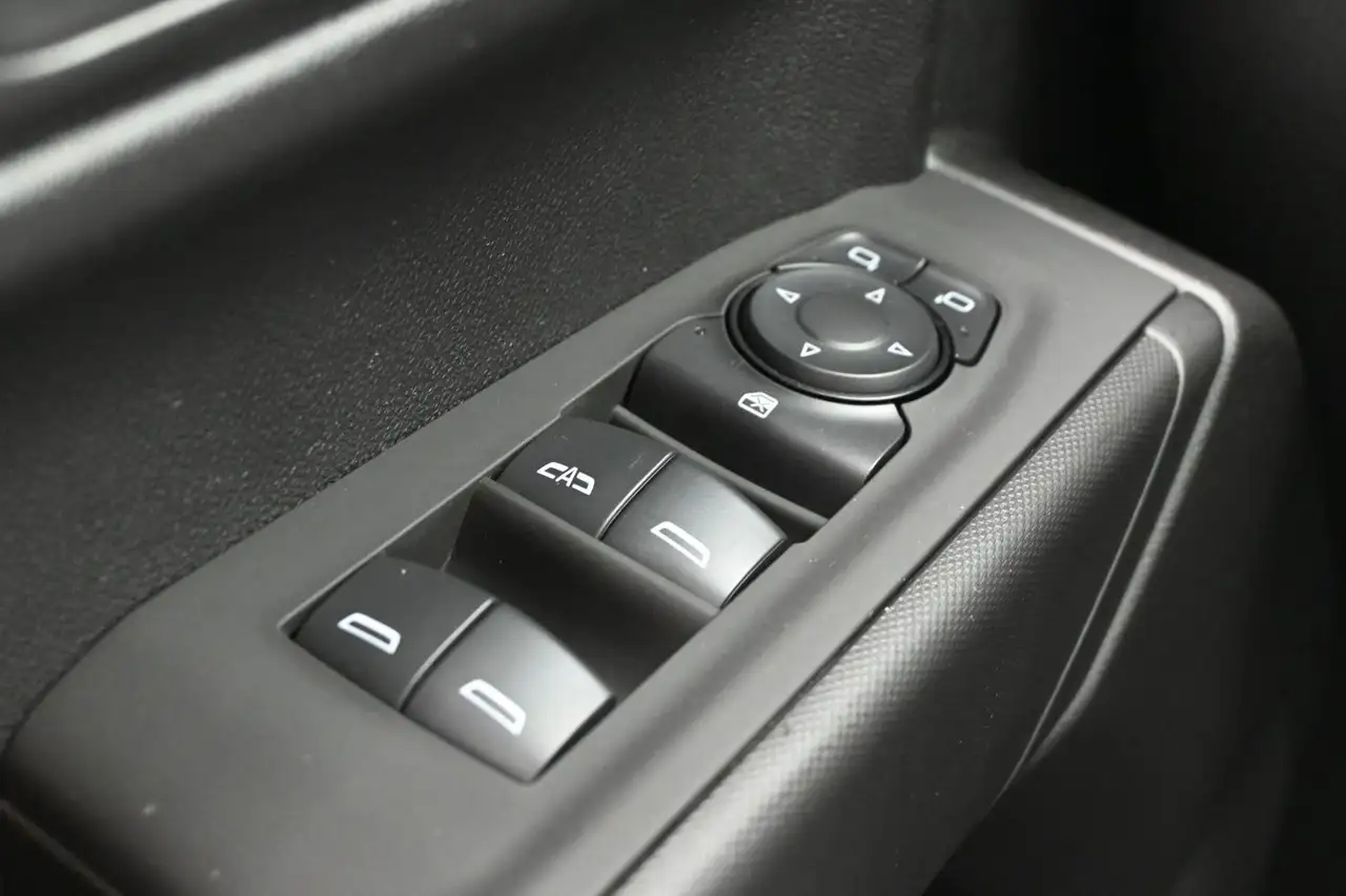 Chevrolet Silverado 1500 - Image 12