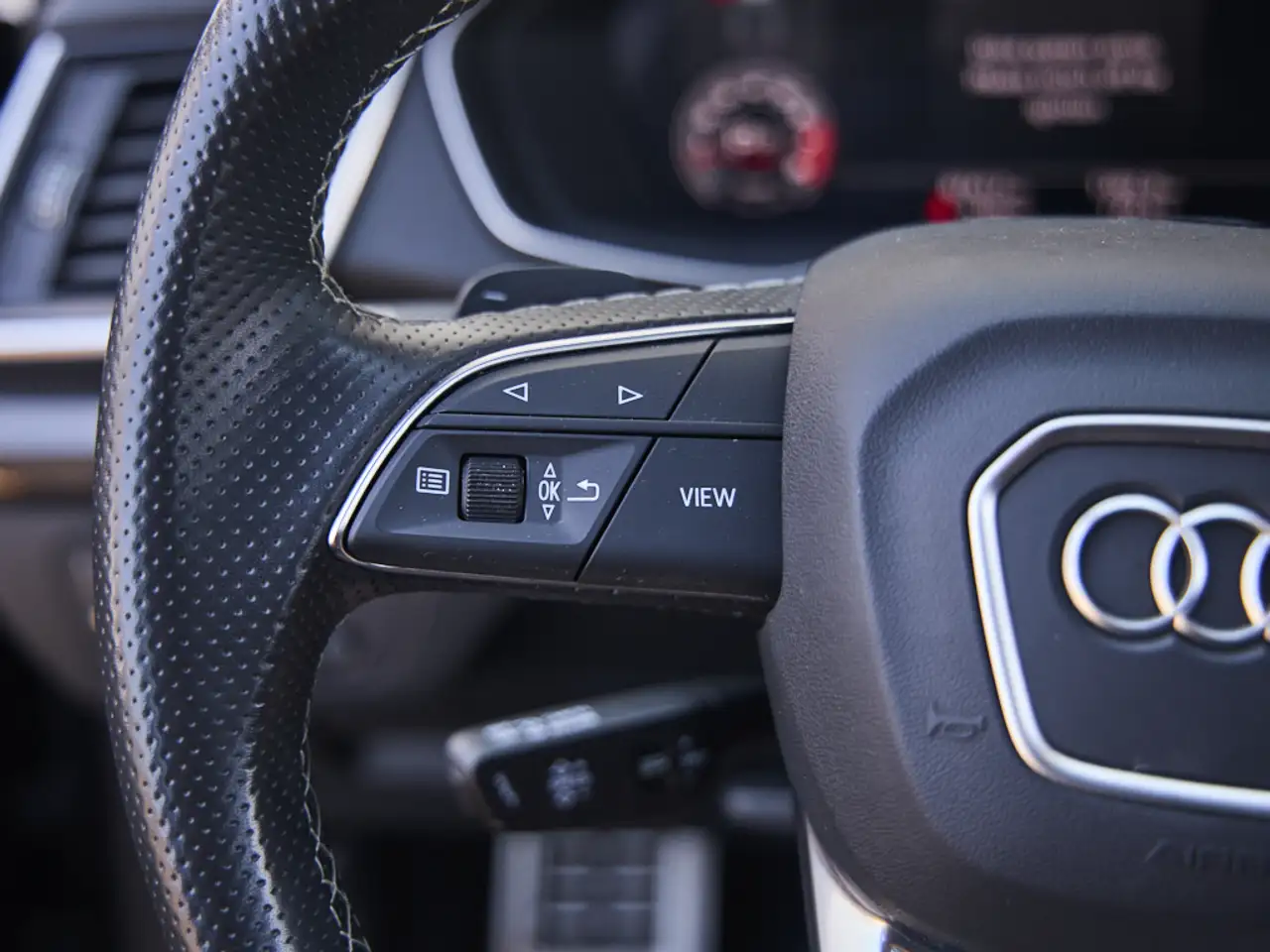 Audi SQ5 - Image 29