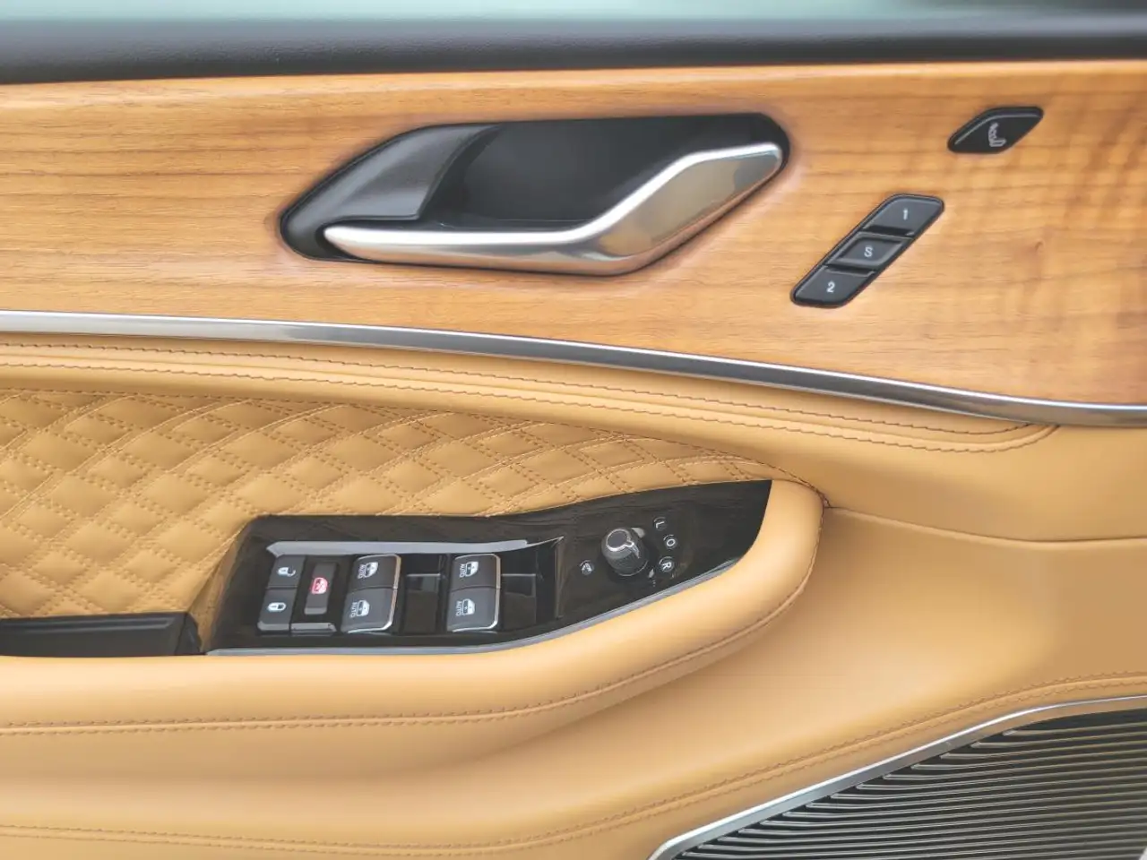 Jeep Grand Cherokee - Image 24