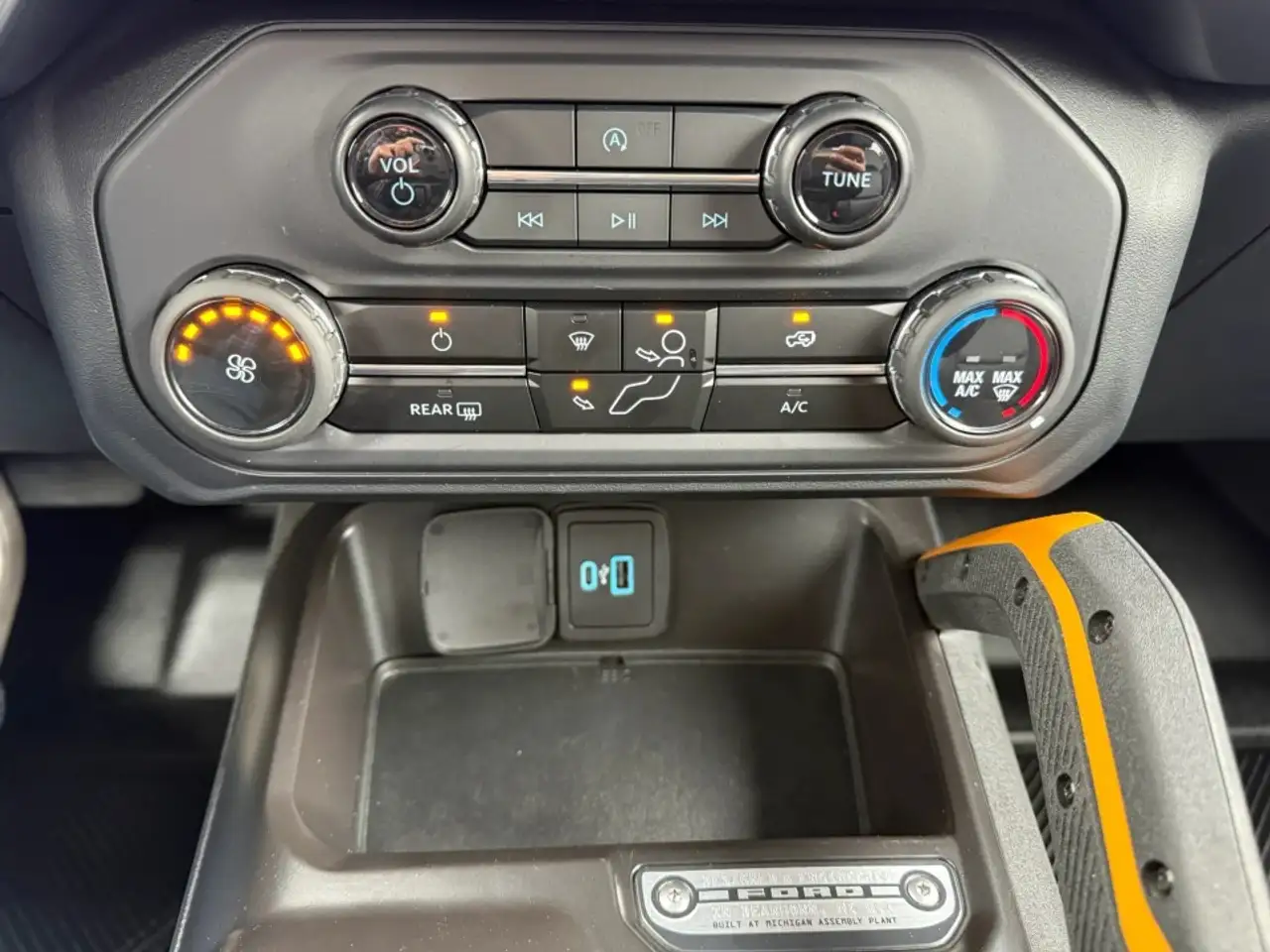 Ford Bronco - Image 18