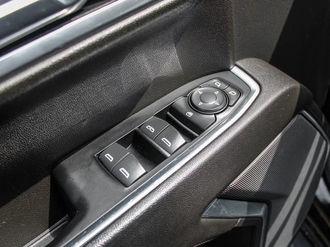 Chevrolet Silverado 1500 - Image 16
