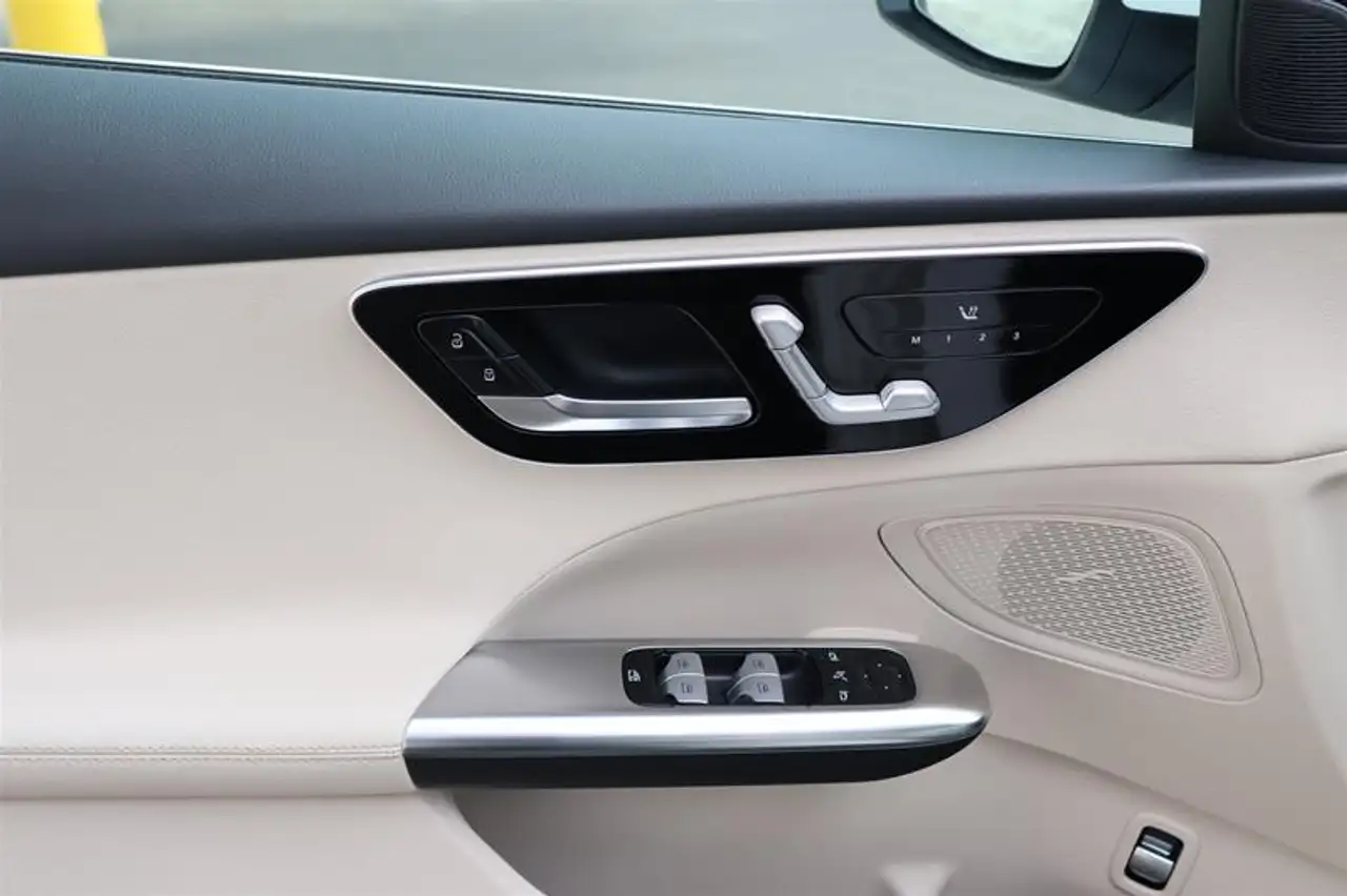 Mercedes-Benz C-Class - Image 12