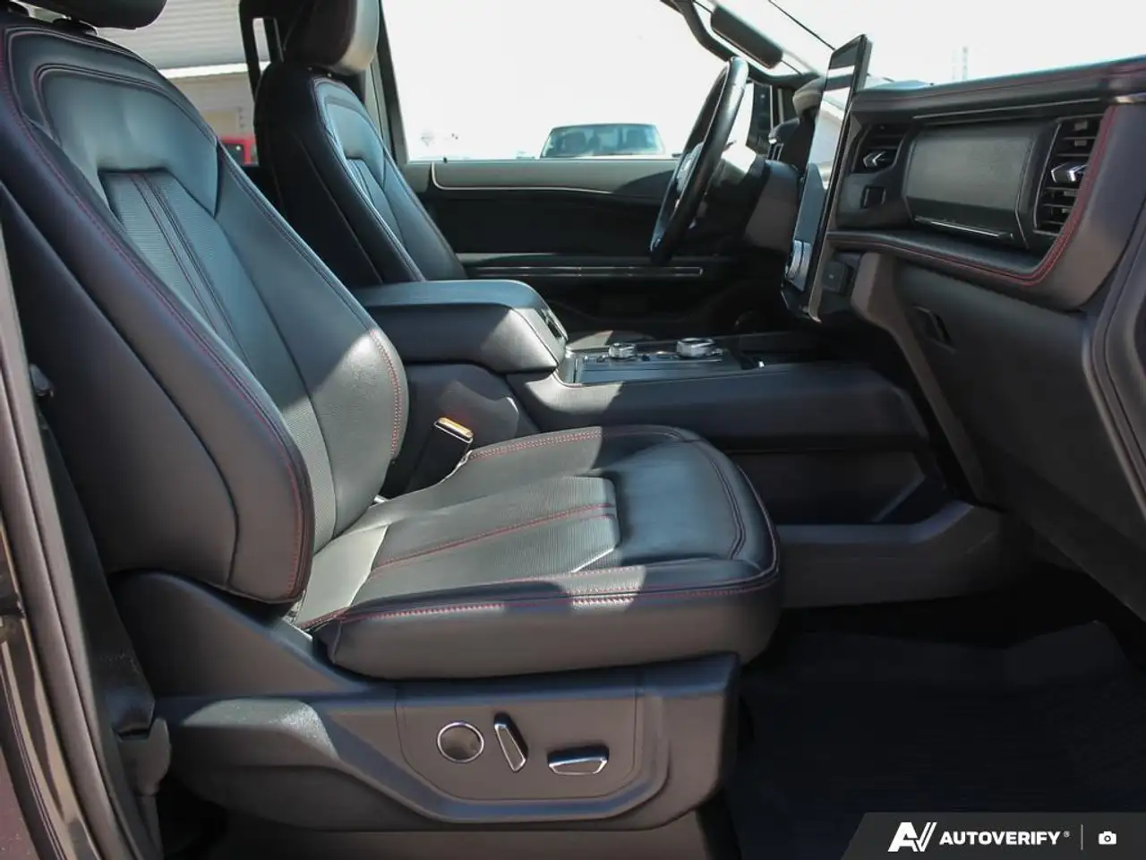 Ford Expedition - Image 21