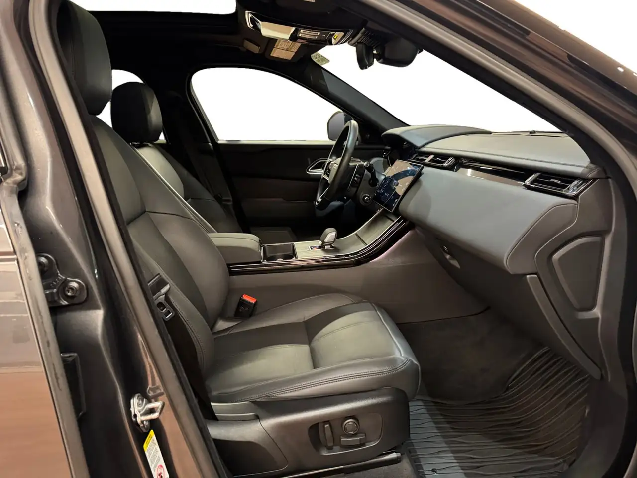 Land Rover Range Rover Velar - Image 18
