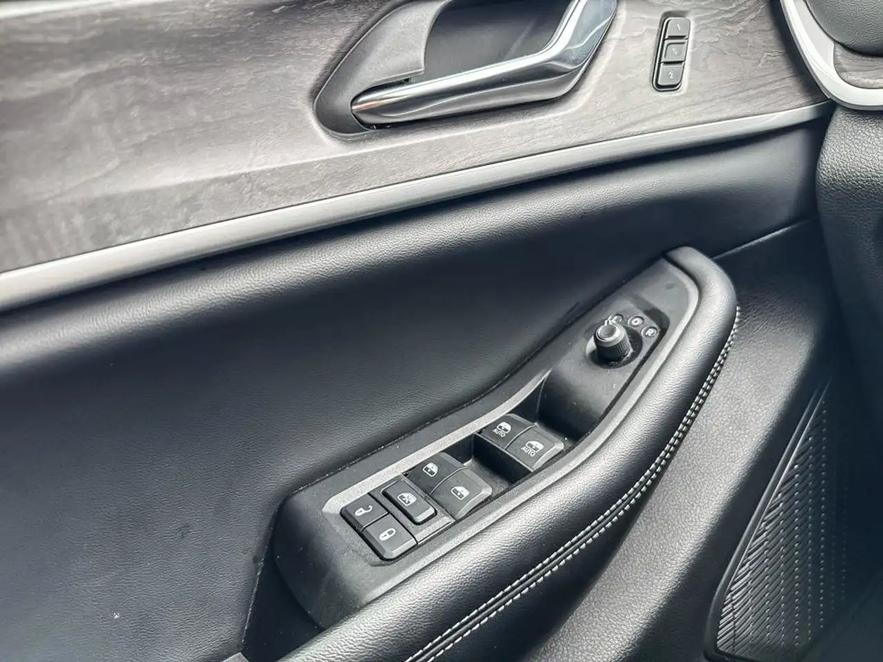 Jeep Grand Cherokee - Image 25