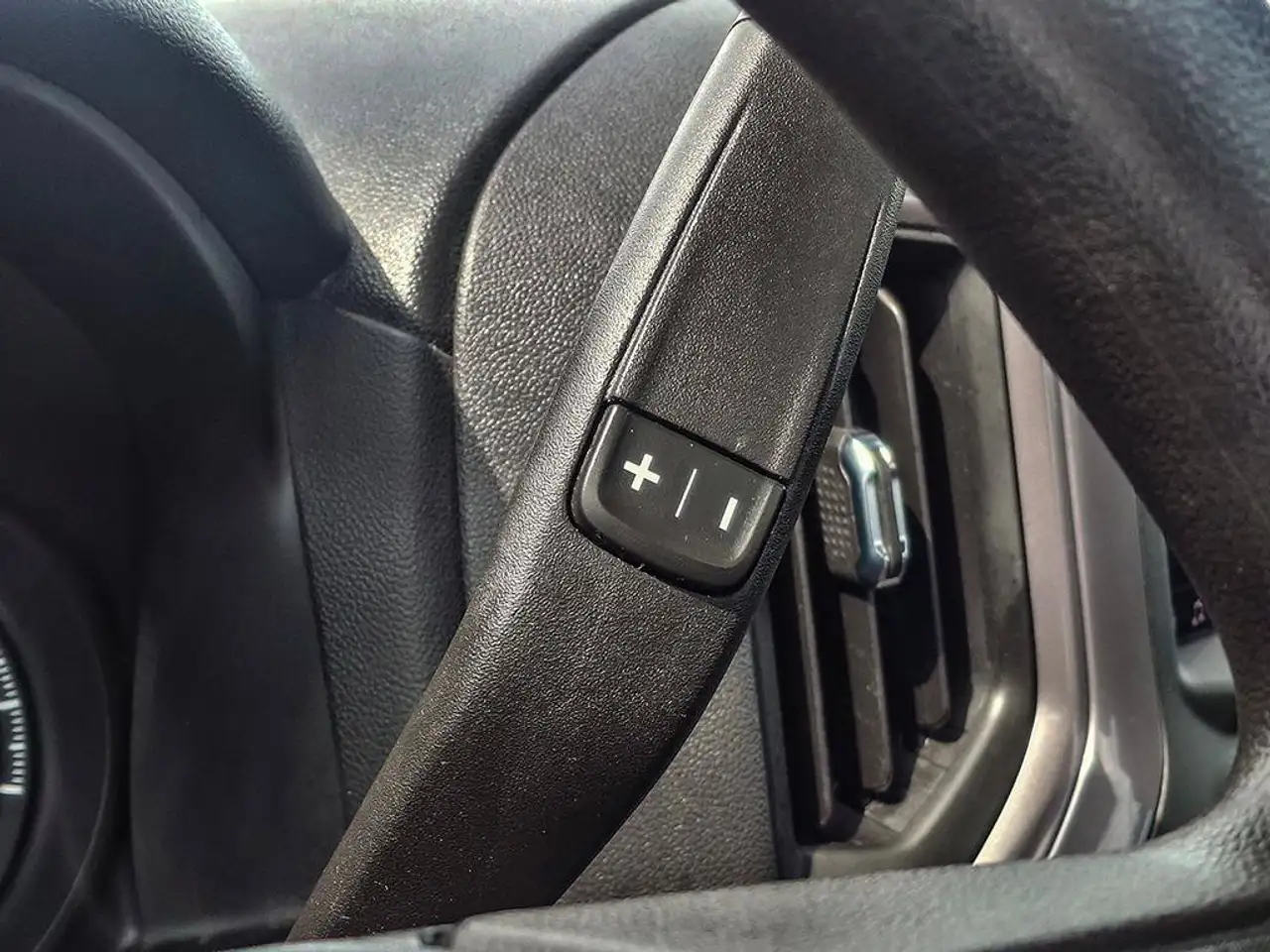 Chevrolet Silverado 1500 - Image 18