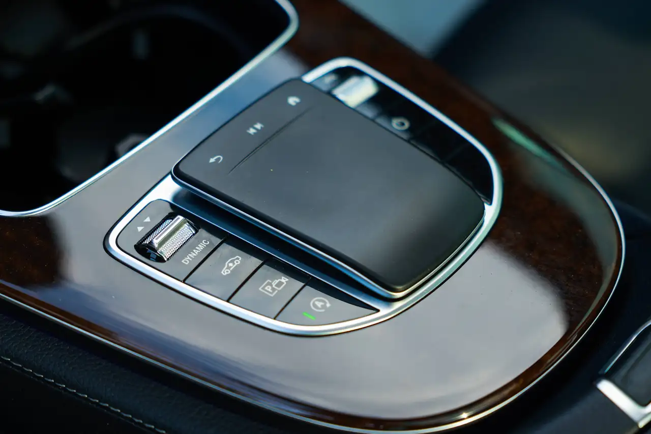 Mercedes-Benz E-Class - Image 28