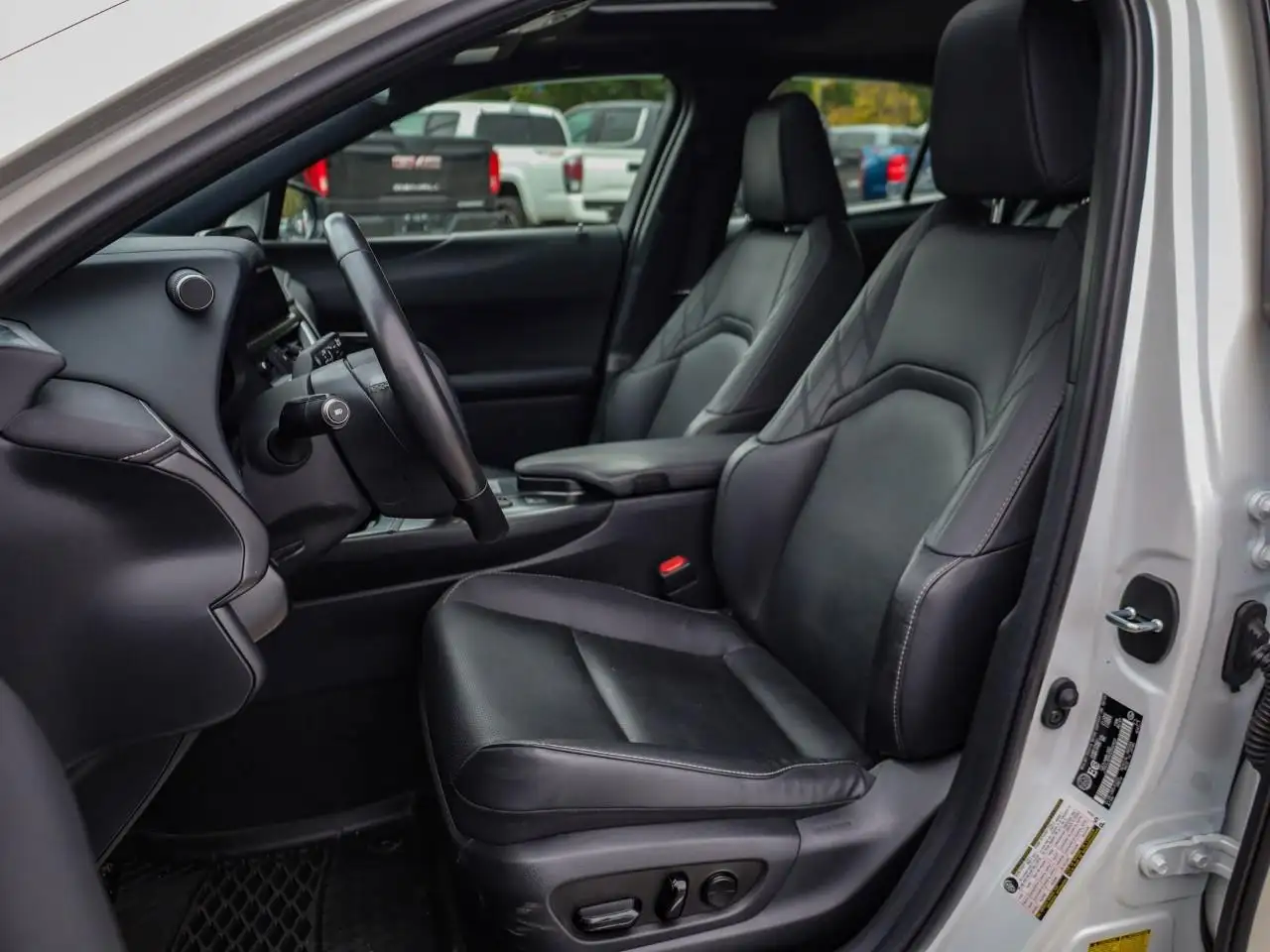 Lexus UX 300h - Image 10