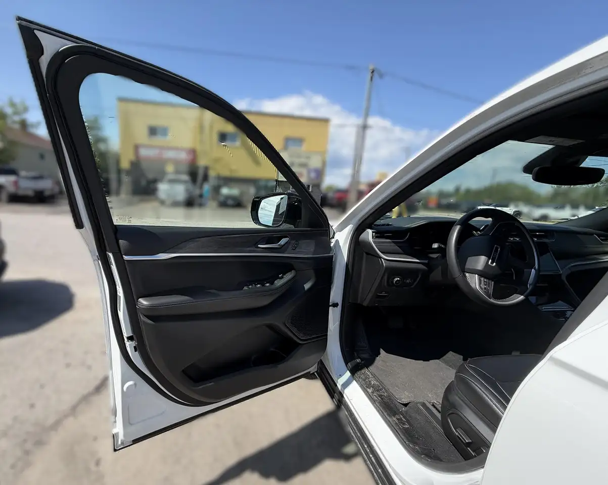 Jeep Grand Cherokee - Image 18