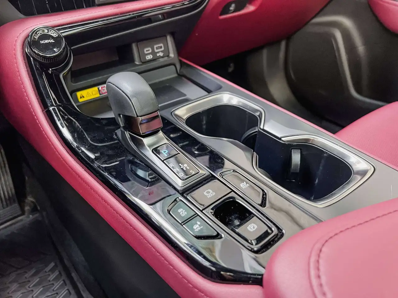 Lexus NX - Image 28