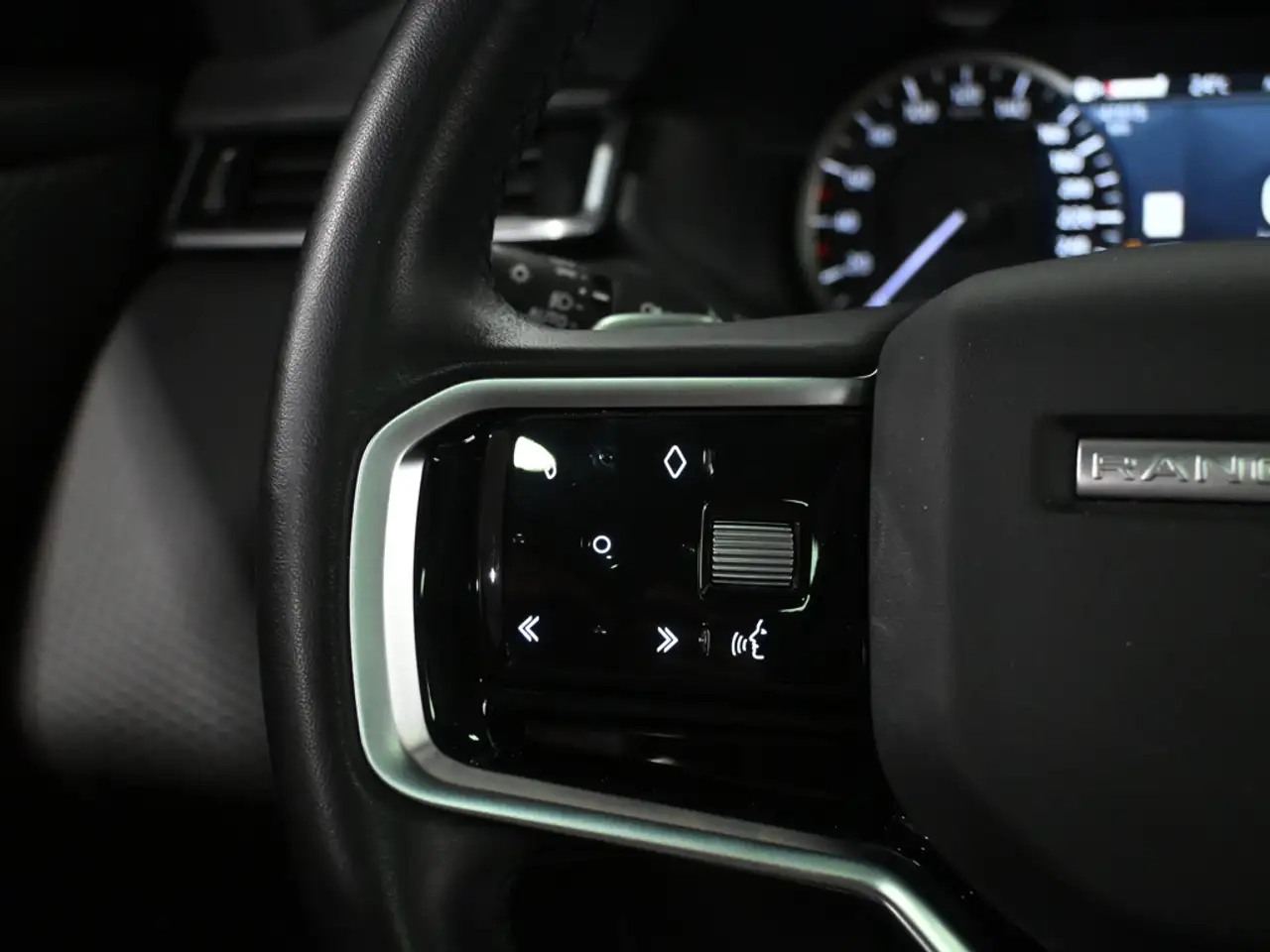 Land Rover Range Rover Velar - Image 15