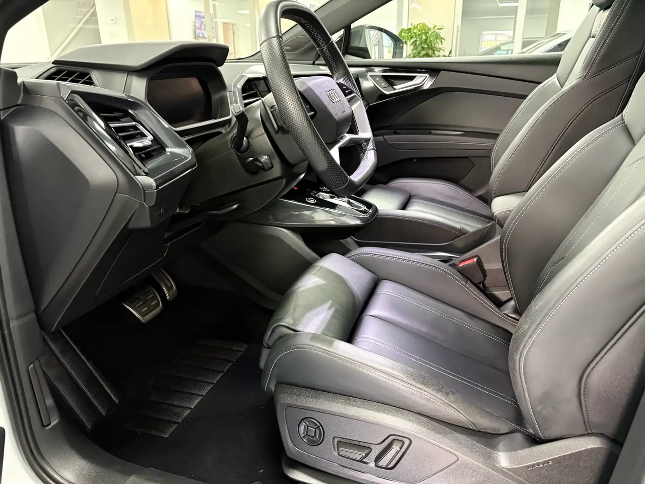 Audi Q4 e-tron - Image 12