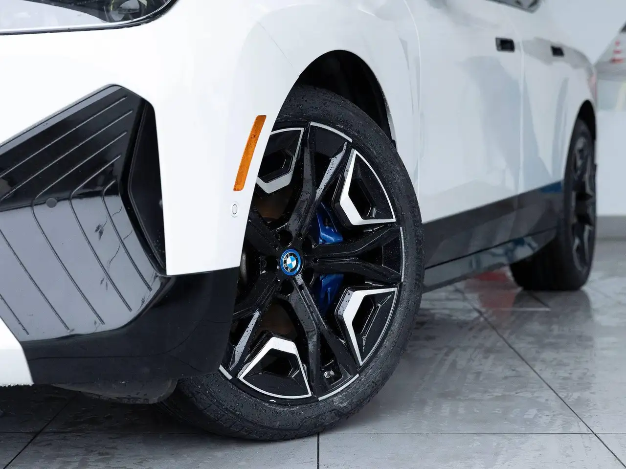 BMW iX - Image 2