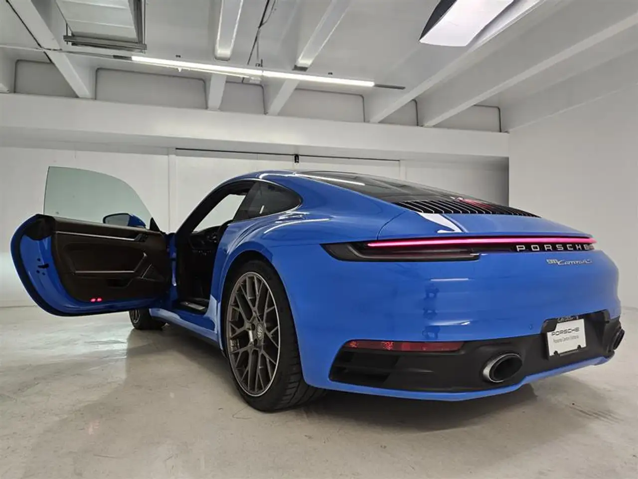 Porsche 911 - Image 10